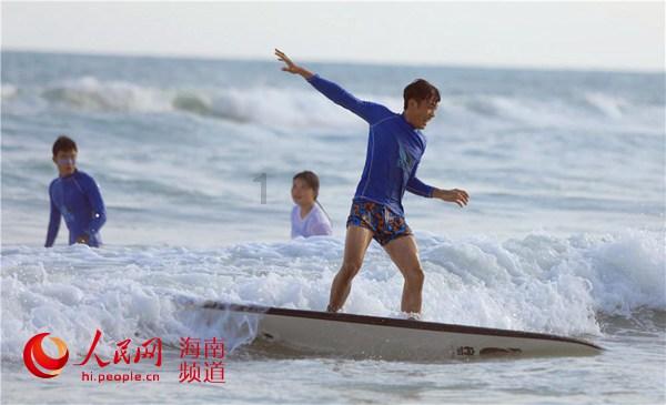 我给初中老师养老十年,让她儿子拿走退休金,她走后留给我件大衣